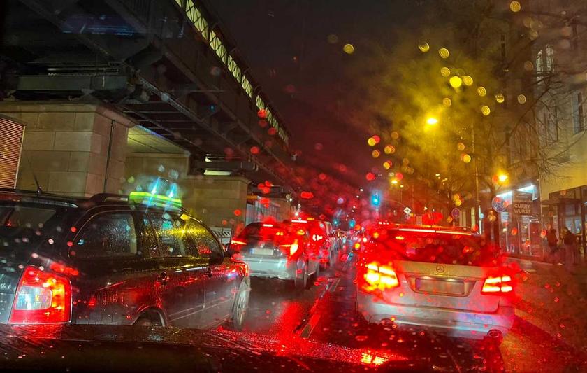 Auto-Rücklichter bei Dunkelheit und Regen in Berlin