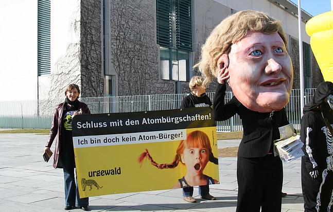 Protestaktion „Ich bin doch kein Atombürger“ vor dem Kanzleramt (Foto: © urgewald)