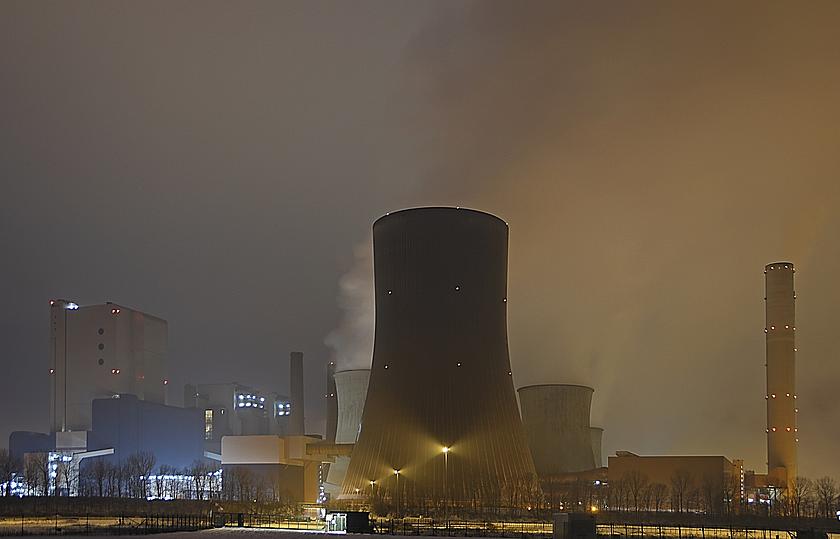 Ein Braunkohlekraftwerk von RWE in der Nacht.