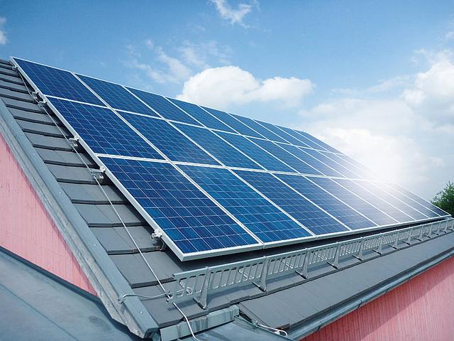 Immer mehr Besitzer von Photovoltaik-Anlagen installieren einen Batteriespeicher. (Bild: © NATURSTROM AG)