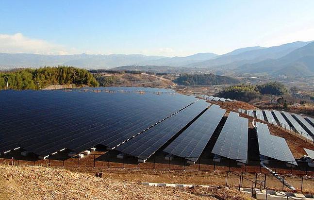 Solarenergie in Japan: Mount Komekura Photovoltaic power plant Jan. 2012 (Foto: © Sakaori / Licensed under CC BY-SA 3.0 / Wikimedia Commons)