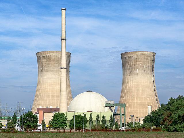 Das Kernkraftwerk Grafenrheinfeld in Unterfranken wurde im Sommer 2015 stillgelegt. E.ON geht davon aus, dass der Rückbau mindestens 12 Jahre dauern wird, andere sprechen von 20 Jahren. Die Menge an Atommüll ist nicht bekannt. (Foto: Avda, CC BY-SA 3.0,