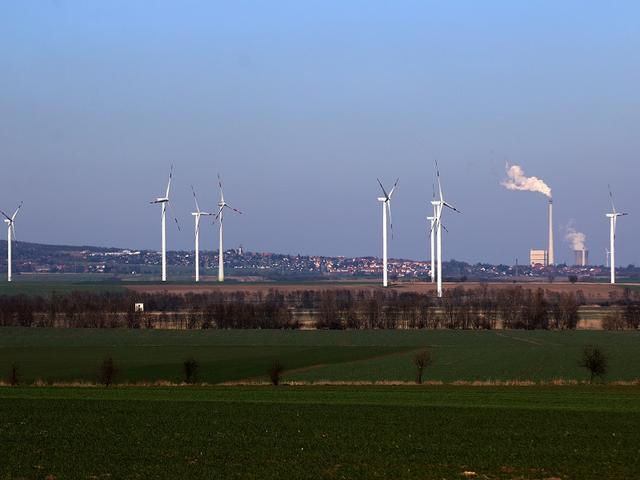 Windpark, im Hintergrund Kohlekraftwerk
