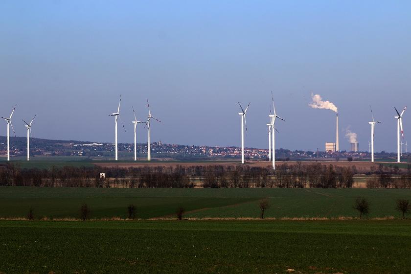 Windpark, im Hintergrund Kohlekraftwerk