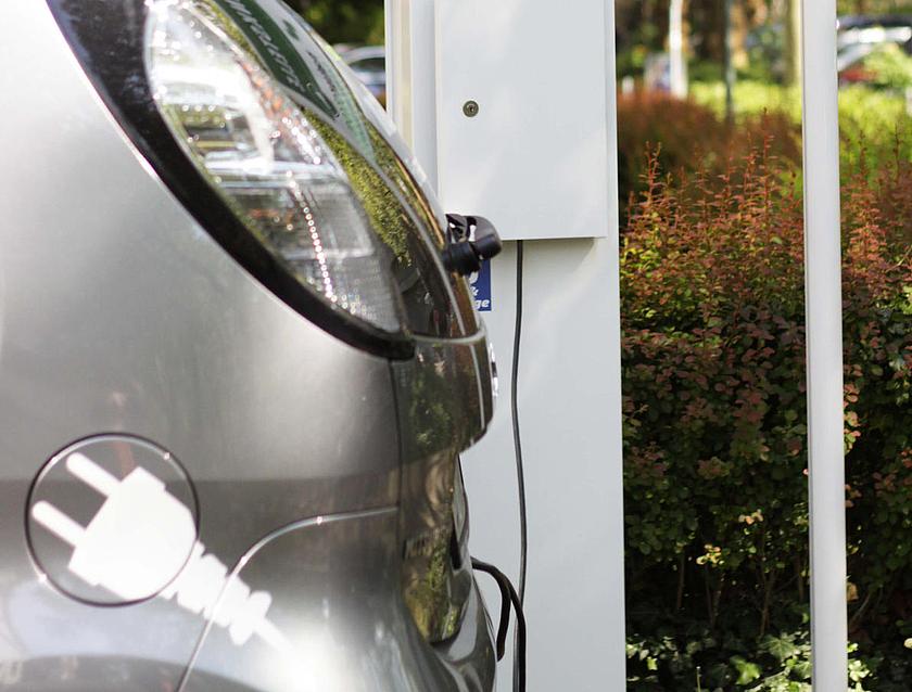 Über das gesteuerte Aufladen von Elektrofahrzeugen an der Steckdose könnten Energieversorger Lastschwankungen im Netz ausgleichen. (Bild: © NATURSTROM AG)