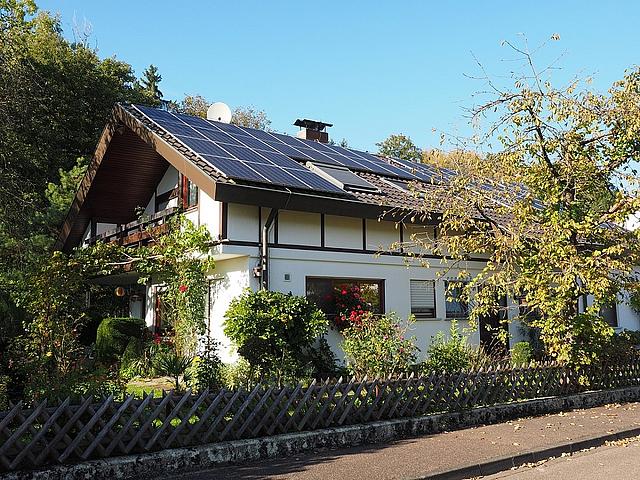 Private Solaranlage auf einem Hausdach