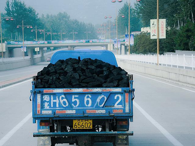 Die chinesische Regierung hat den Baustopp von 30 Kohlekraftwerken mit einer Gesamtkapazität von 17 Gigawatt sowie dem damit verknüpften Netzausbau angeordnet. Dadurch sollen die Kohle-Blase und die Überkapazitäten am Strommarkt bekämpft werden. (Fot