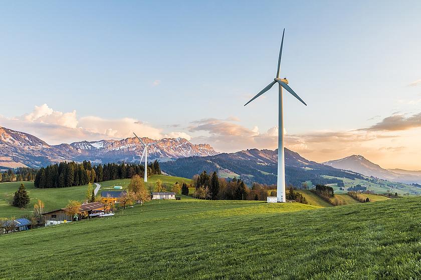 Um die Kosten der Energiewende zu senken, sollten fast marktreife erneuerbare Energietechnologien auch noch nach 2020 gefördert werden, fordert das Fraunhofer ISI. (Foto: <a href="https://pixabay.com/de/windanlage-windenergie-2218462/" target="_blank">fx
