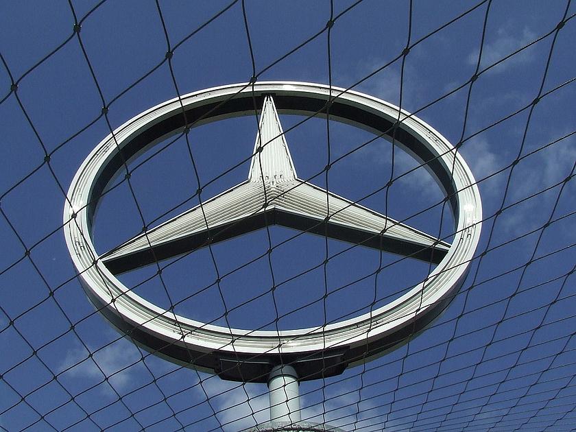 Der in Stuttgart ansässige Daimler-Konzern hat schon vor einiger Zeit eine Selbstanzeige bei den Wettbewerbsbehörden eingereicht und ist damit Volkswagen zuvorgekommen. (Foto: <a href="https://pixabay.com/de/autoindustrie-daimler-mercedes-558355/" targe