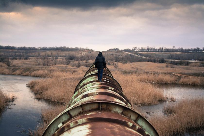Mensch wandert auf Pipeline