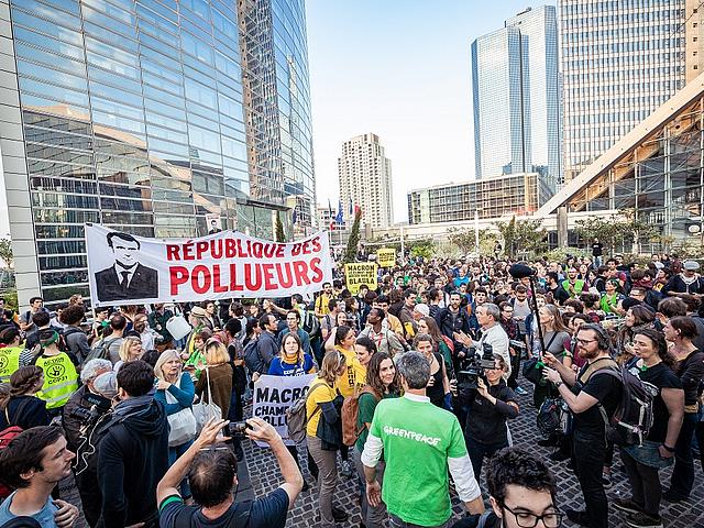 Am 19. April 2019 demonstrierten Klimaaktivisten im Pariser Quartier La Defense gegen eine fahrlässige Klimapolitik der französischen Regierung