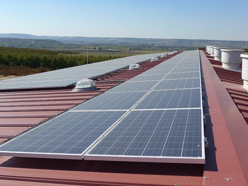 Eine 82 kW Photovoltaikanlage auf einem Agrarbetrieb von CETOSA in Algerri in der spanischen Provinz Lleida speist ein autarkes Microgrid. (Foto: © H.C. Neidlein)