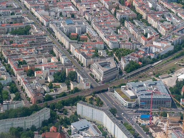 Luftbild Häusermeer Berlin mit Bahnhof Frankfurter Allee