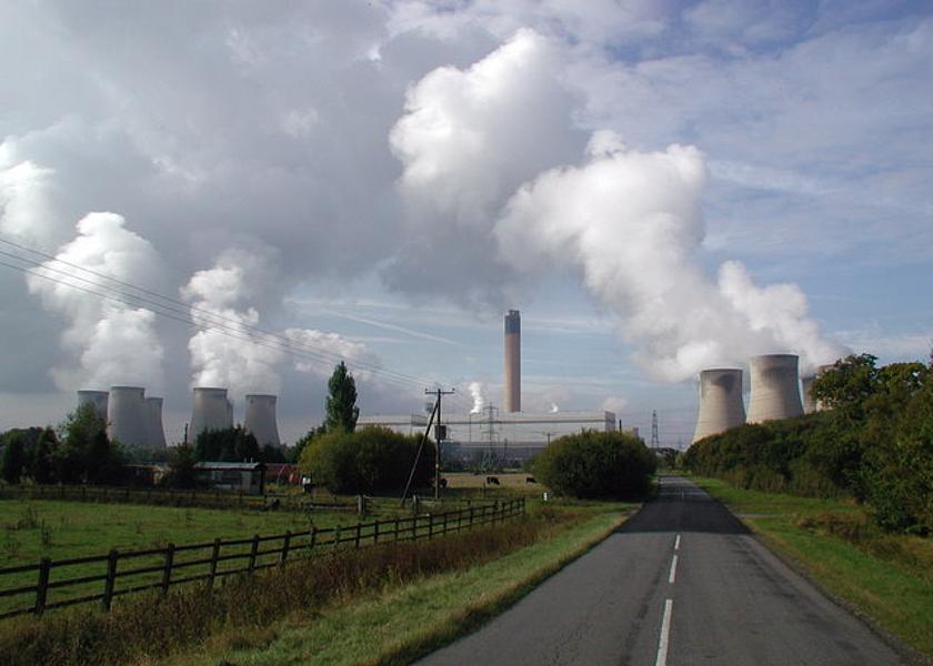 Das Kohlekraftwerk Drax Power Station in North Yorkshire (England) ist der größte Emittent von CO2 in Großbritannien. (Foto: Paul Glazzard, CC BY-SA 2.0, https://commons.wikimedia.org/wiki/File:Drax_power_station.jpg)