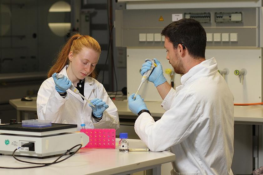 Zwei junge Forscher (Frau und Mann) im Bio-Labor an der TU Kaiserslautern