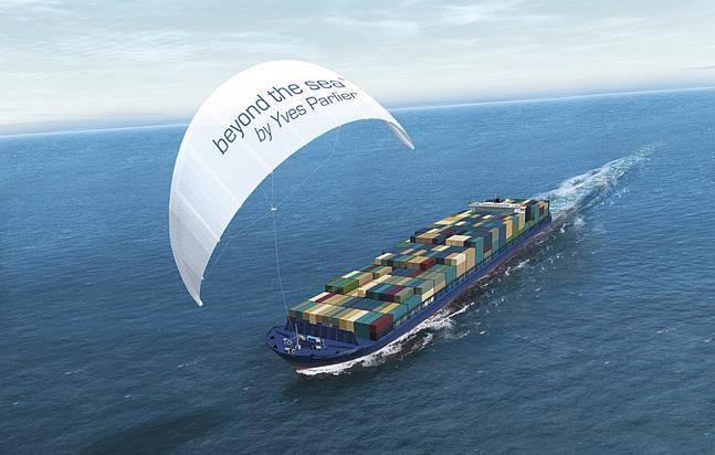 Zugdrachen zieht mittels Windenergie ein Containerschiff auf dem Ozean
