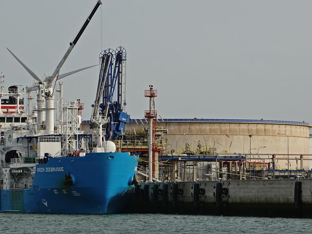 Ein blaues LNG-Schiff in einem Hafen