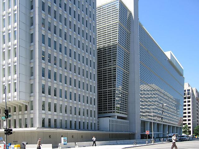 Der Sitz der Weltbank in Washington D.C., USA. Von hier aus führte die multinationale Organisation Ihre Geschäfte und vergibt Kredite mit dem Ziel die Armut in der Welt zu bekämpfen. (Foto: <a href="https://flic.kr/p/eA3XG" target="_blank">Shiny Things