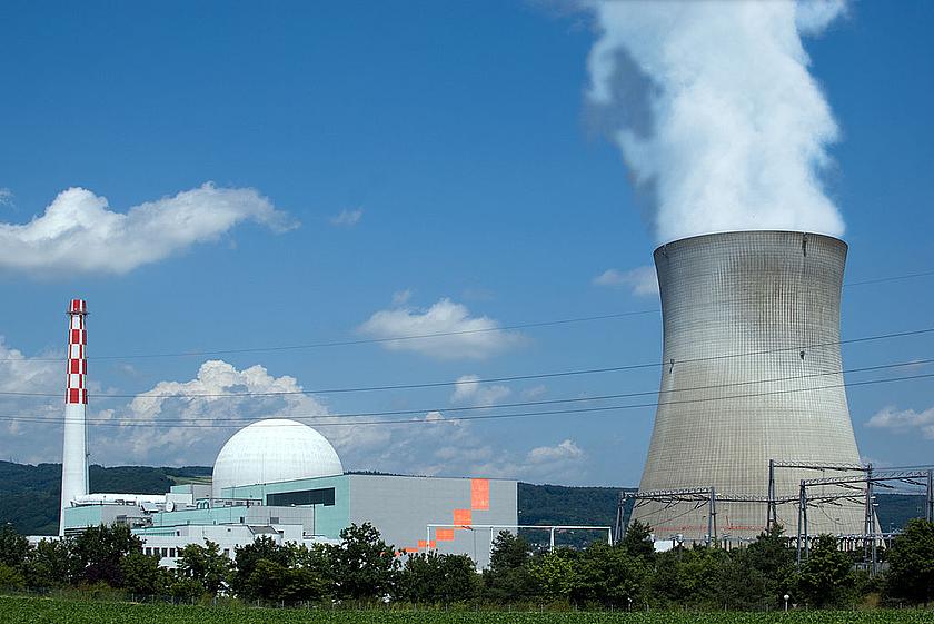 Das Schweizer Kernkraftwerk Leibstadt erzeugt mit einer Nettoleistung von 1.220 Megawatt rund ein Sechstel des insgesamt produzierten Stroms. Es wurde 1984 in Betrieb genommen und ist das jüngste Schweizer AKW. (Foto: <a href="https://commons.wikimedia.o