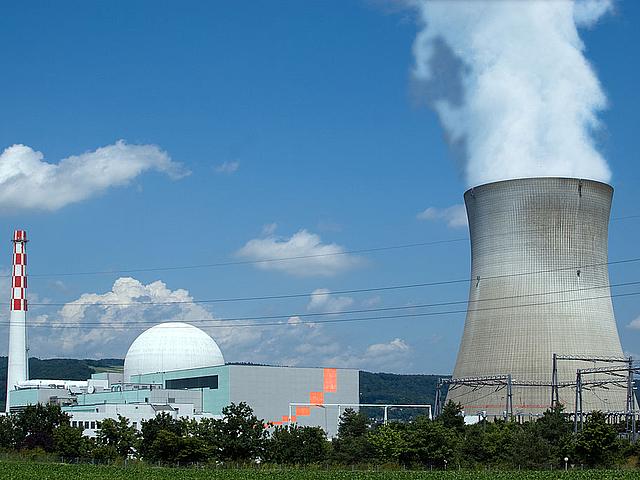 Das Schweizer Kernkraftwerk Leibstadt erzeugt mit einer Nettoleistung von 1.220 Megawatt rund ein Sechstel des insgesamt produzierten Stroms. Es wurde 1984 in Betrieb genommen und ist das jüngste Schweizer AKW. (Foto: <a href="https://commons.wikimedia.o