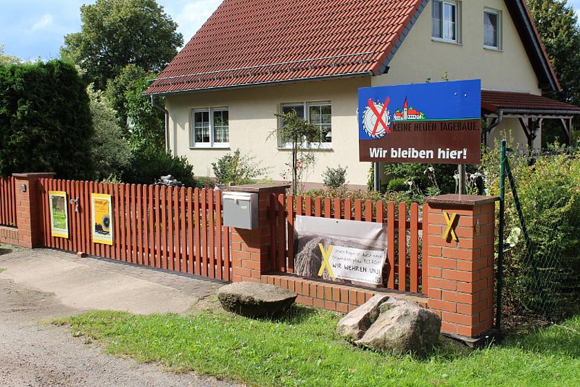 Ein Anwohner von Kerkwitz möchte sein Zuhause behalten und macht mittels Schildern deutlich, dass er nicht zwangesumgesiedelt werden will. (Bild: Lausitzer Klima- und Energiecamp)