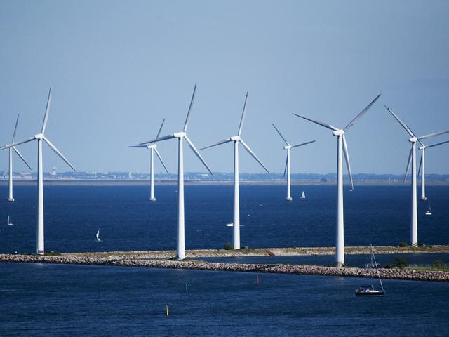 Windenergieanalgen im Meer vor Dänemarks Küste