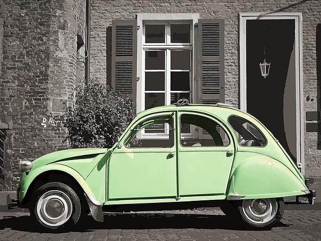 Noch sieht man sie häufig auf Frankreichs Straßen, bald vielleicht nur noch im Museum: Der Citroën 2CV war ein populäres Modell mit einem luftgekühlten Zweizylinder-Viertakt-Boxermotor und Frontantrieb. (Foto: <a href="https://pixabay.com/de/auto-cit