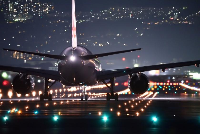 Landeanflug eines Flugzeuges bei Nacht