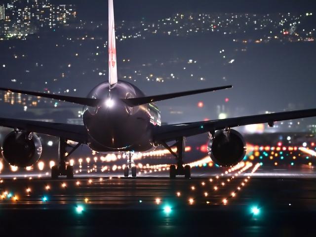 Landeanflug eines Flugzeuges bei Nacht