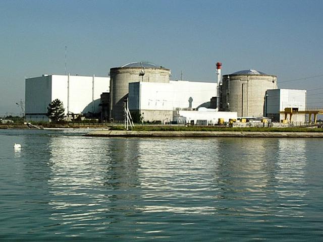 Kernkraftwerk Fessenheim mit den beiden Reaktorgebäuden, im Vordergrund der Rheinsei-tenkanal, dazwischen liegen die zwei Lager- und Abklingbecken für die Brennstäbe. (Foto: © Florival fr / wikimedia.commons CC BY-SA 3.0)