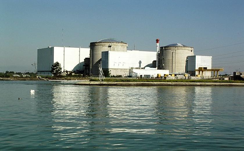 Kernkraftwerk Fessenheim mit den beiden Reaktorgebäuden, im Vordergrund der Rheinsei-tenkanal, dazwischen liegen die zwei Lager- und Abklingbecken für die Brennstäbe. (Foto: © Florival fr / wikimedia.commons CC BY-SA 3.0)