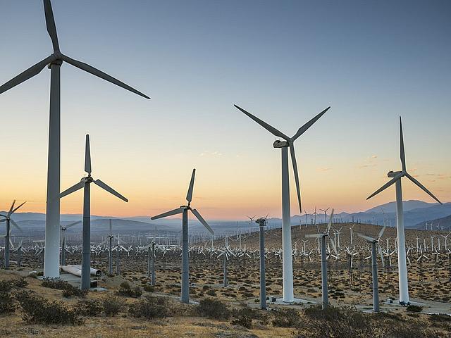 Erneuerbare Energien in der Kalifornischen Wüste. Der kalifornische Senat hat für einen Gesetzentwurf mit dem ehrgeizigen Ziel 100 Prozent Erneuerbarer Energien bis 2045 gestimmt.  (Foto: <a href="https://www.flickr.com/photos/mypubliclands/29812928755"