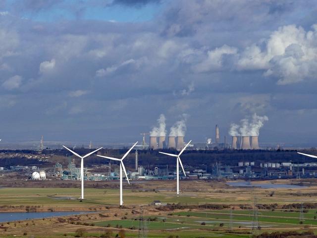 Windkraftanlagen und Kohlekraftwerke