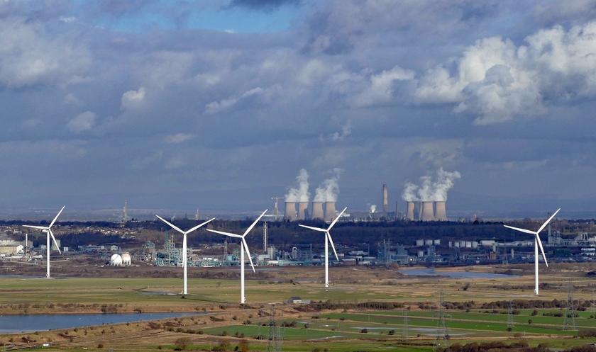 Windkraftanlagen und Kohlekraftwerke