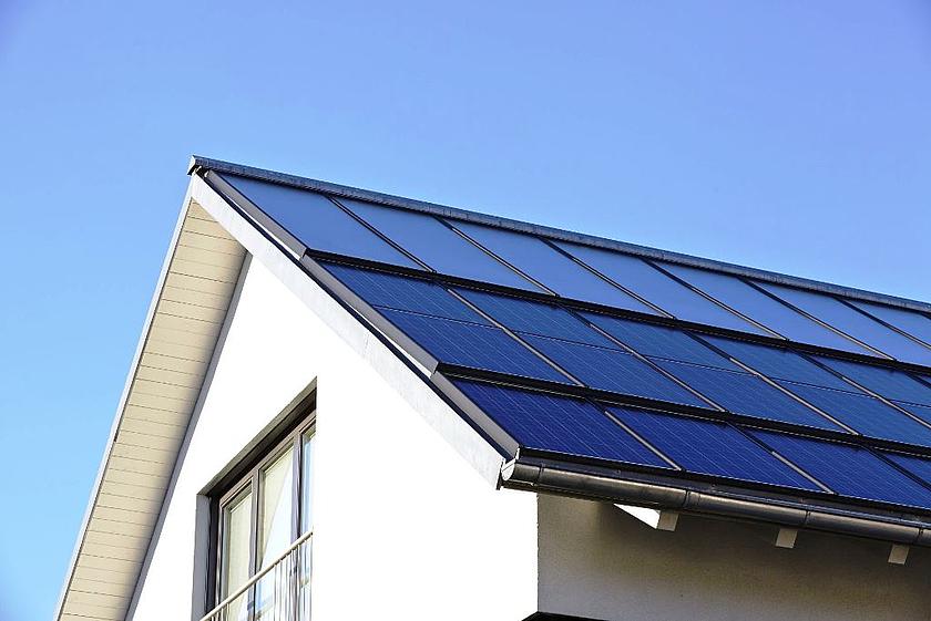 Energie vom Solardach: Die integrierten Solarkollektoren liefern Wärme, die Photovoltaikmodule Strom. (Foto: © Sonnenhaus-Institut / Petra Höglmeier)
