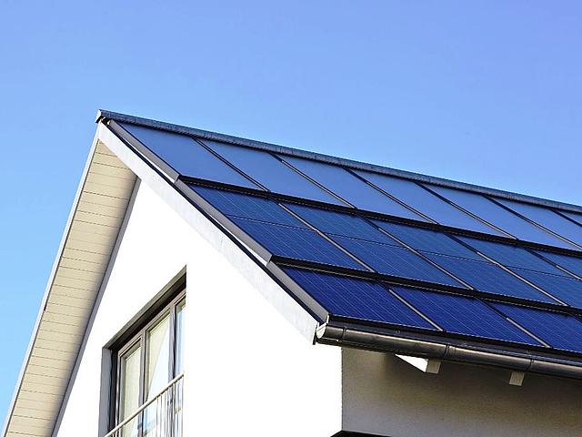Energie vom Solardach: Die integrierten Solarkollektoren liefern Wärme, die Photovoltaikmodule Strom. (Foto: © Sonnenhaus-Institut / Petra Höglmeier)