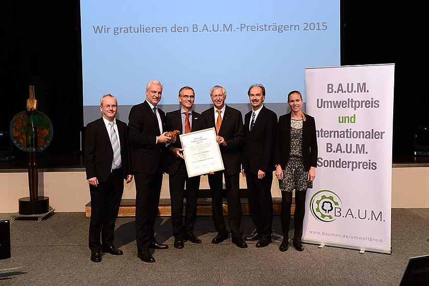 NRW-Wirtschaftsminister Garrelt Duin und der B.A.U.M.-Vorstand überreichen den Preis an NATURSTROM-Vorstandschef Thomas E. Banning. (Foto: © B.A.U.M. e. V.)