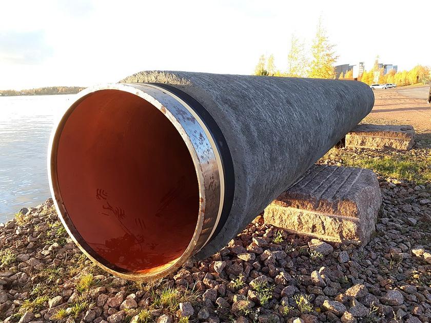 Ein Stück des Nord Stream-Rohrs wird in Kotka, Finnland, öffentlich ausgestellt.