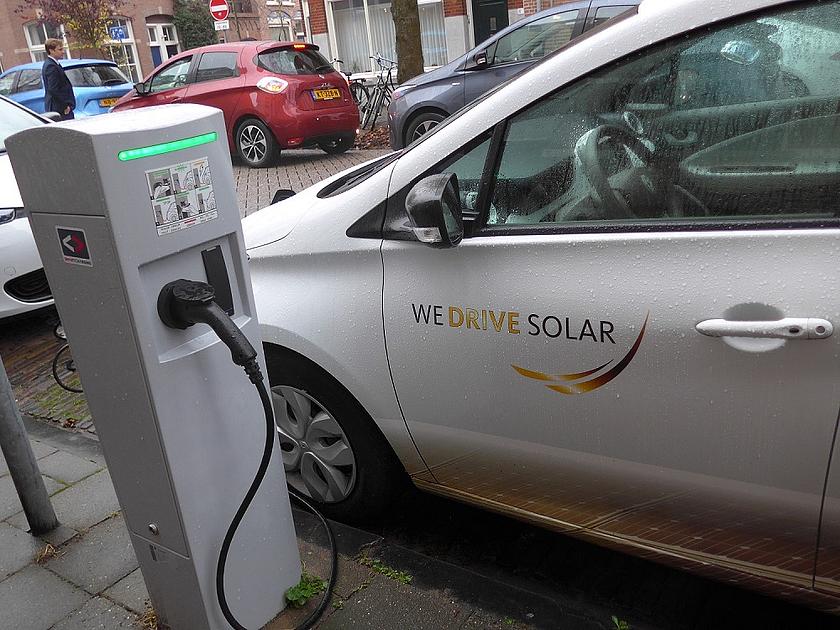 „We Drive Solar“: Bidirektionale solare E-Ladestation in Utrecht im Stadtviertel Lombok. Einer der Partner ist Renault. (Foto: H.C.Neidlein)