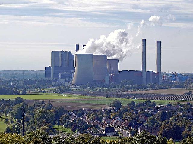 Das RWE-Braunkohlekraftwerk Weisweiler in Eschweiler stieß allein im Jahr 2013 laut dem europäischen Schadstoffregister u.a. 18.800.000.000 kg Kohlendioxid (CO2), 12.700.000 kg Stickstoffoxide (NOx/NO2) und 5.390.000 kg Schwefeldioxide (als SOx/SO2) aus