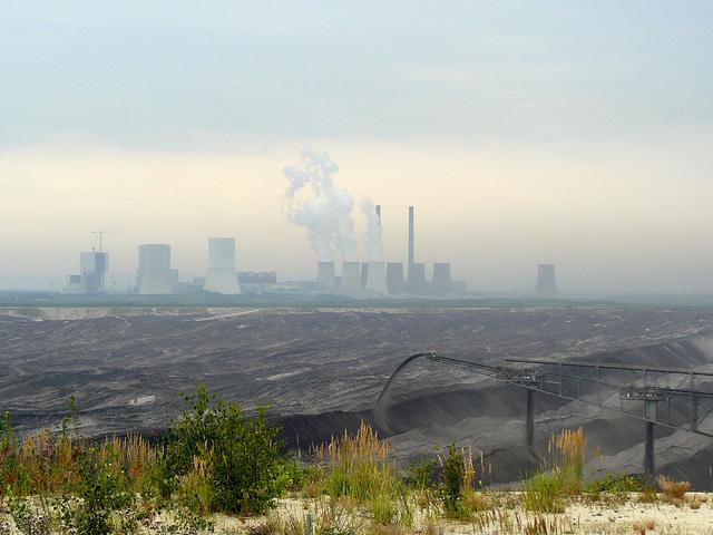 Braunkohletagebau Nochten mit Kohlekraftwerk im Hintergrund