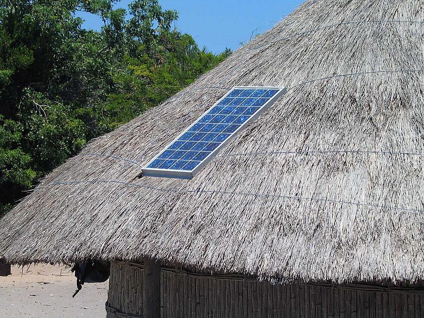 Hütte mit Solarpanel in Afrika