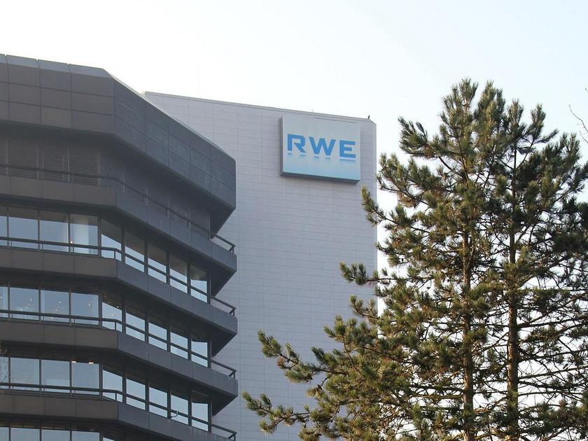Gebäude mit "RWE" Schriftzug