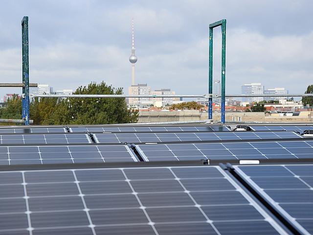 Photovoltaik-Flachdach im Hintergrund der Fernsehturm