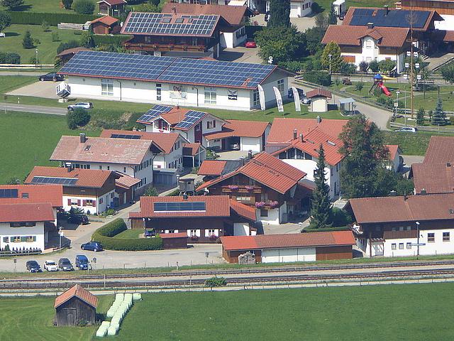 Dächer in Oberstdorf mit und ohne Solaranlage