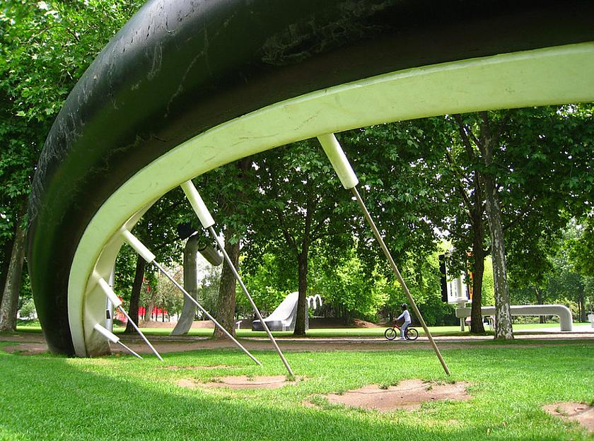 La Bicyclette ensevelie, Skulptur von Claes Oldenburg und Coosje Van Bruggen im Parc de la Villette in Paris
