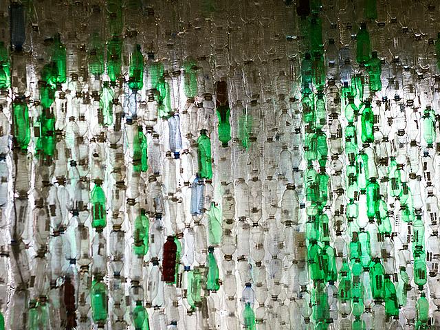 Herkömmliche Plastikflaschen belasten die Umwelt stark. Nun haben US-Forscher eine Methode entwickelt, bei der umweltfreundliches Plastik aus Karbonat, CO2 und Pflanzenabfällen hergestellt wird. (Foto: © Tony Webster, flickr.com/photos/diversey/7992933