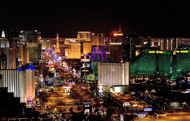 Eindeutig zu viel Energie, die in Beleuchtung gesteckt wird und Energieeffizienzmaßnahmen zunichtemacht: Las Vegas bei Nacht. (Foto: © <a href="https://commons.wikimedia.org/wiki/File:Las_Vegas_89.jpg">Lasvegaslover</a>, <a href="https://creativecommons