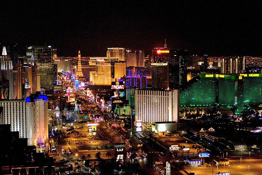 Eindeutig zu viel Energie, die in Beleuchtung gesteckt wird und Energieeffizienzmaßnahmen zunichtemacht: Las Vegas bei Nacht. (Foto: © <a href="https://commons.wikimedia.org/wiki/File:Las_Vegas_89.jpg">Lasvegaslover</a>, <a href="https://creativecommons