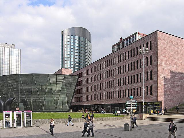Der RWE-Tower in Dortmund ist Sitz der Konzernzentrale der RWE Vertrieb AG und größtes Hochhaus der Stadt. (Foto: Hans Peter Schaefer, http://www.reserv-a-rt.de/, CC BY-SA 3.0, https://commons.wikimedia.org/wiki/File:Dortmund_stadt_u_landesbibliothek.jp